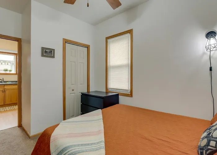 W/ Hot Tub! Walk To Metra Station * Westmont