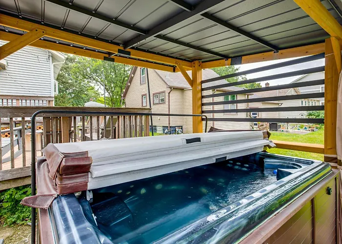 W/ Hot Tub! Walk To Metra Station Westmont