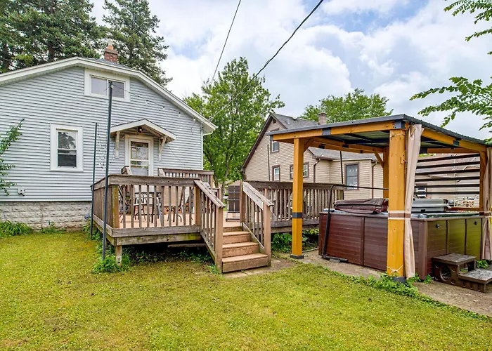 W/ Hot Tub! Walk To Metra Station * Westmont