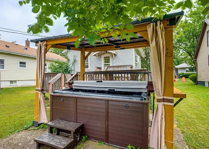 Сasa de vacaciones W/ Hot Tub! Walk To Metra Station *